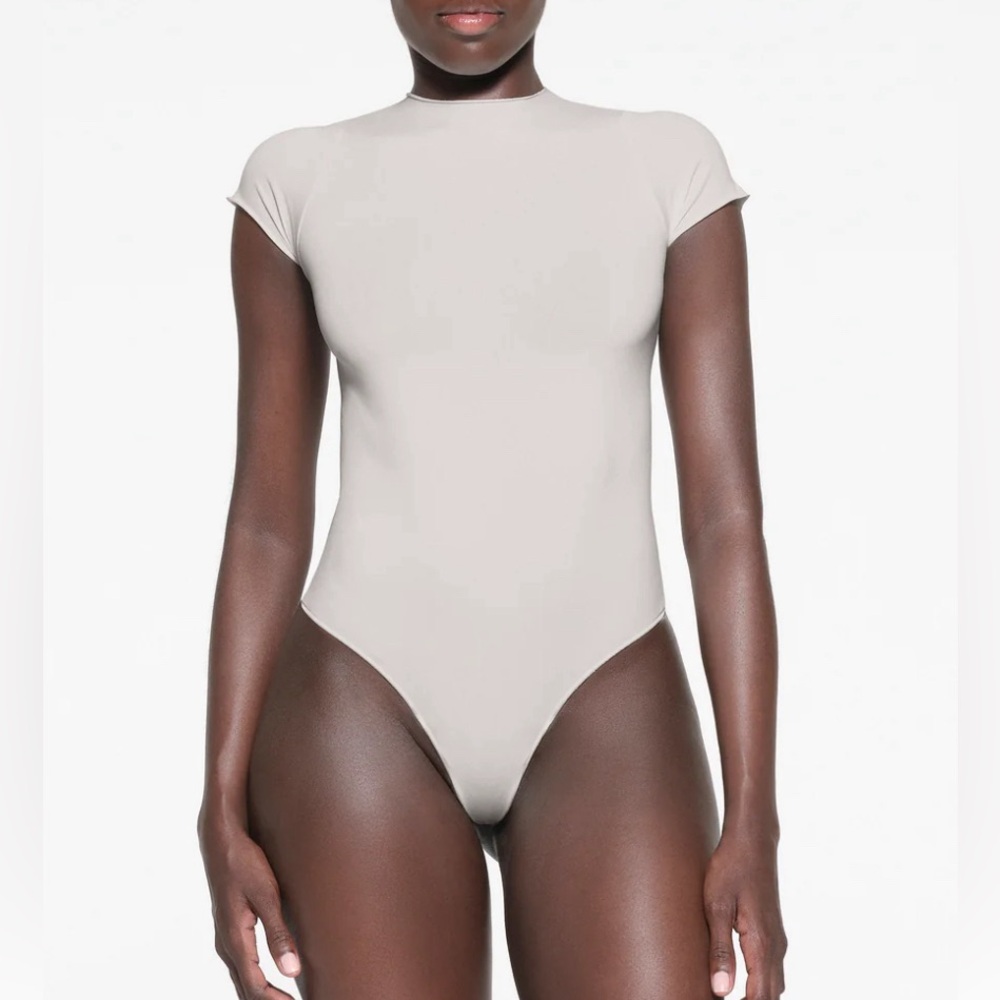 SKIMS The Essential T-Shirt Raw Hem‎ Smoothing Bodysuit In Brown Size 2X/3X Plus